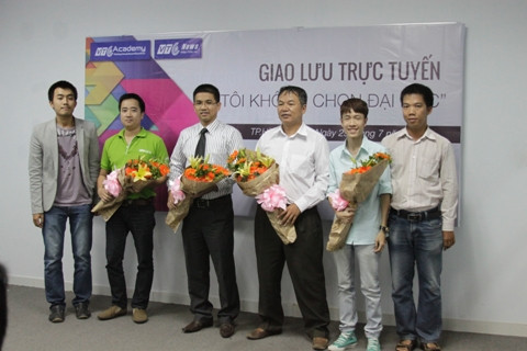 Đại diện báo điện tử VTC News tại TP.HCM và VTC Academy TP.HCM trao tặng hoa cho các vị khách mời. 