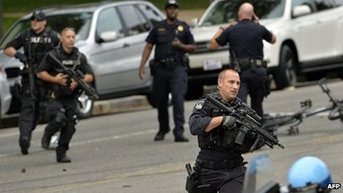 Cảnh sát trang bị vũ khí hạng nặng có mặt tại hiện trường