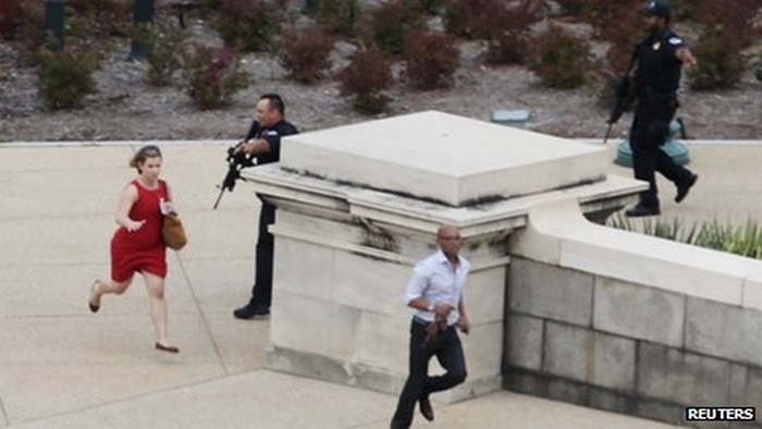 Dân thường di chuyển khỏi khu vực nguy hiểm