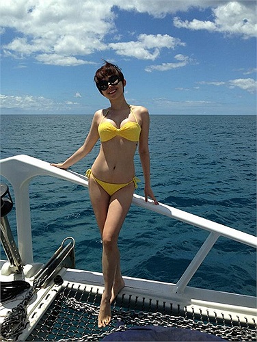Trong chuyến nghỉ ngơi trên du thuyền, Tóc Tiên khoe dáng trong bộ bikini vàng rực rỡ.