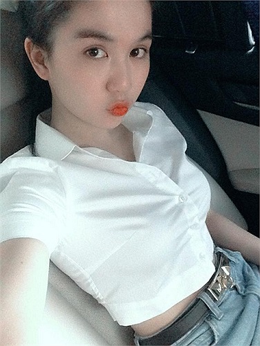 Ngọc Trinh chu môi tạo dáng/
