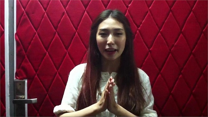 Khổng Tú Quỳnh làm mặt xấu.