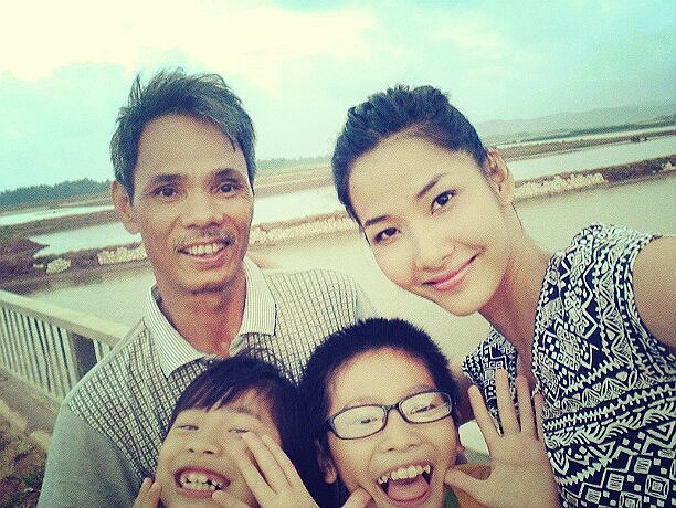 Hoàng Thùy khoe ảnh gia đình, bố và hai nhóc cháu.