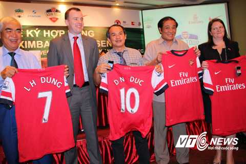 Bầu Đức, bầu Dũng đưa Arsenal sang VN