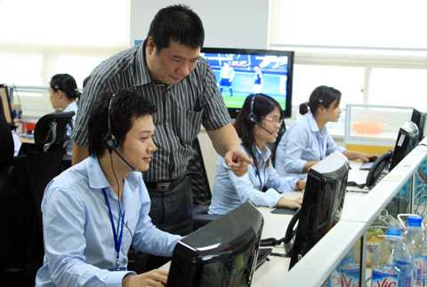 Điện thoại viên Tổng đài VTC thường xuyên được đào tạo, nâng cao bởi các chuyên gia hàng đầu. Trong ảnh, một buổi làm việc với bình luận viên Vũ Quang Huy, Phó Giám đốc Đài TH KTS VTC.