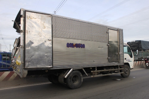 TP.HCM, tai nạn, xe khách, liên hoàn, công nhân, xe tải, quốc lộ 1A