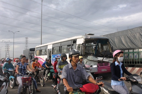 TP.HCM, tai nạn, xe khách, liên hoàn, công nhân, xe tải, quốc lộ 1A