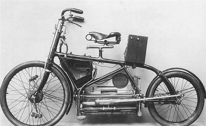 Chiếc xe được đặt tên sau khi được Henry Capel Holden chế tạo, và được coi là chiếc xe máy 4 xi lanh đầu tiên trên thế giới. Xe dùng động cơ 4 thì dung tích 1.054 cc, công suất cực đại 3 mã lực tại 420 vòng/phút, tốc tộ tối đa 40,2 km/h. 