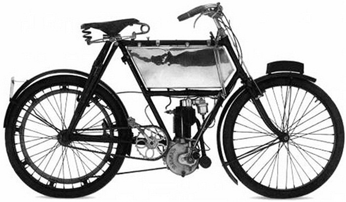 Năm 1900, lần đầu tiên 2 anh em Eugene và Michael Werner đã được cấp bằng sáng chế cho kiểu xe máy mới Werner với động cơ nằm ở giữa thân xe. Werner dùng động cơ 217 cc xilanh đơn, 4 thì, làm mát bằng không khí,với công suất cực đại chỉ 1,5 mã lực. 