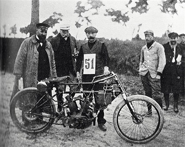Adolphe Clement đã khiến ngành công nghiệp xe máy đầu thế kỷ 20 phải sửng sốt khi sử dụng động cơ 1.200 cc để giúp chiếc xe của mình chạy với tốc độ lên tới 112,6 km/h. 