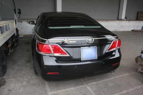 Toyota Camry in hình rồng trên đường phố Hà Nội