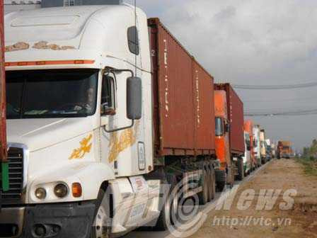 Đường vào cảng Cát Lái tê liệt 