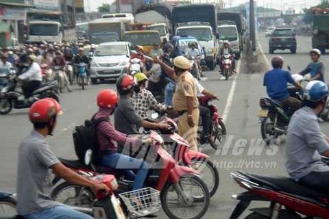 kẹt xe, ùn tắc, KCN Vĩnh Lộc, Q.Bình Tân, giành đường