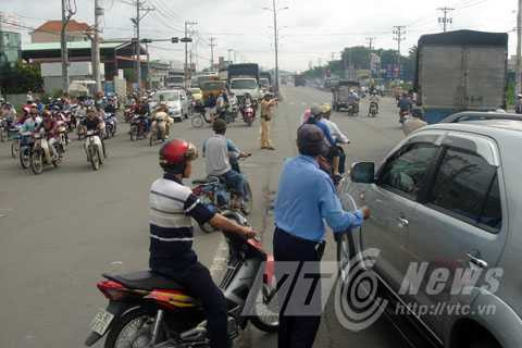 kẹt xe, ùn tắc, KCN Vĩnh Lộc, Q.Bình Tân, giành đường