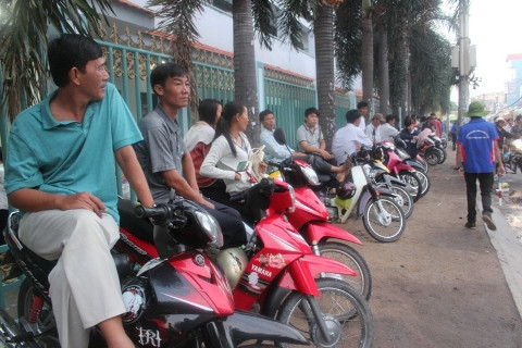 TP.HCM, Giáo dục, thi đại học, sĩ tử, phụ huynh, vạ vật trước cổng trường