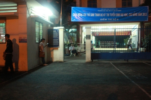 TP.HCM, Giáo dục, thi đại học, sĩ tử, phụ huynh, vạ vật trước cổng trường