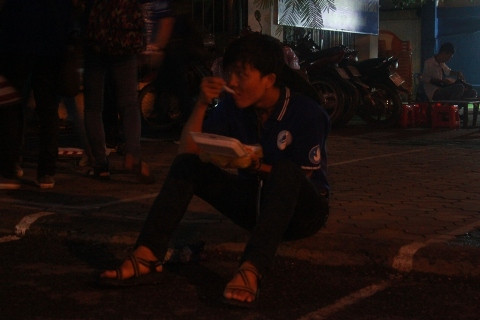 TP.HCM, Giáo dục, thi đại học, sĩ tử, phụ huynh, vạ vật trước cổng trường