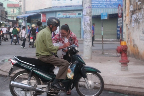 TP.HCM, Giáo dục, thi đại học, sĩ tử, phụ huynh, vạ vật trước cổng trường