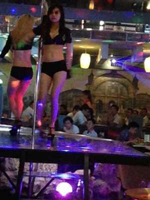  Biểu diễn thời trang hai mảnh cũng là cách mà những quán cà phê dạng này hút khách