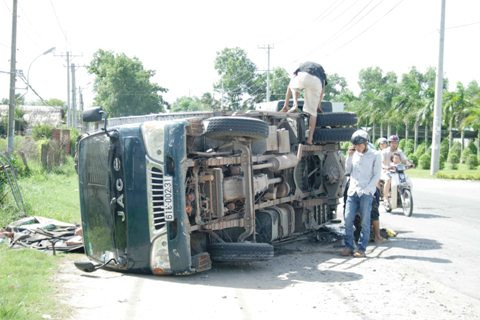 tai nạn, xe tải, tài xế, cabin