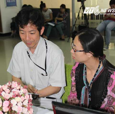  Ông Saito Hiroshi trả lời thắc mắc của độc giả