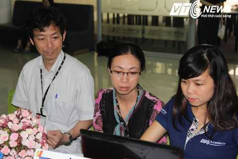  Ông Saito Hiroshi trả lời thắc mắc của độc giả