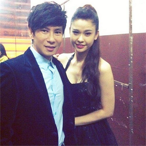 Trương Quỳnh Anh tạo dáng bên Lý Hải trong một sự kiện.