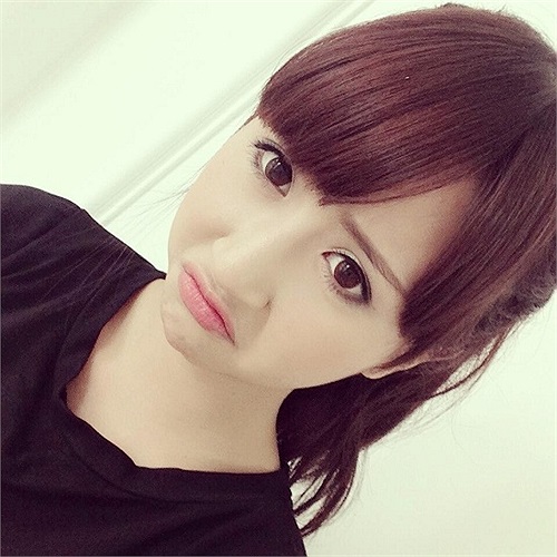 Hotgirl Quỳnh Anh shyn làm mặt dễ thương.