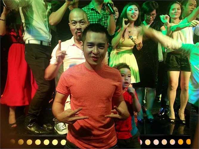 Ca sỹ Hoàng Hải tạo dáng khi hát.