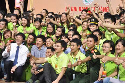 Thủ khoa xuất sắc năm 2013 chụp ảnh cùng GS Ngô Bảo Châu 