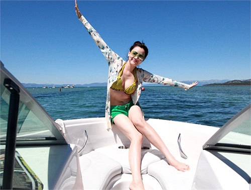 Hay kiểu kết hợp ngẫu hứng rất phi thời trang của cô nàng như thế này.