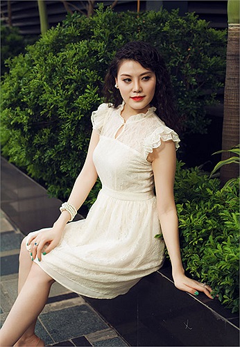 Gần đây, cô xuất hiện trở lại cùng thời trang trong một bộ sưu tập mới, đẹp và thanh lịch.