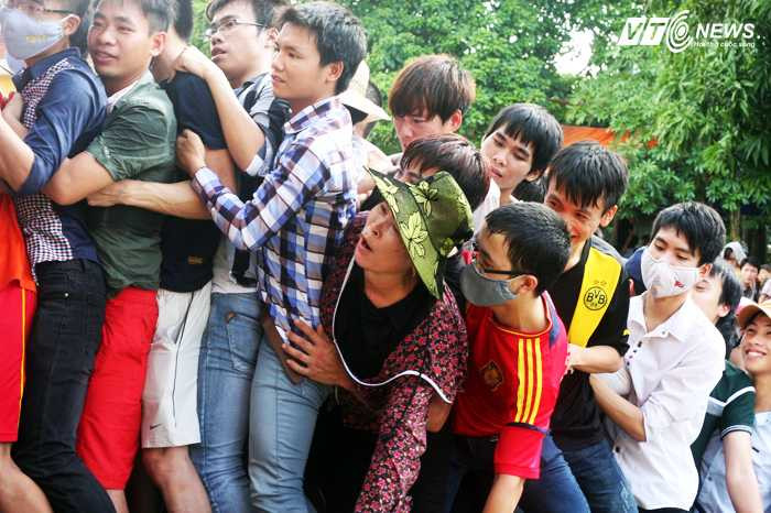 Chen lan khi xep hang