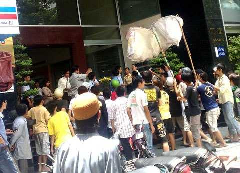 đồ cúng, đâm chết, tranh giành, giật đồ, cúng cô hồn, tử vong