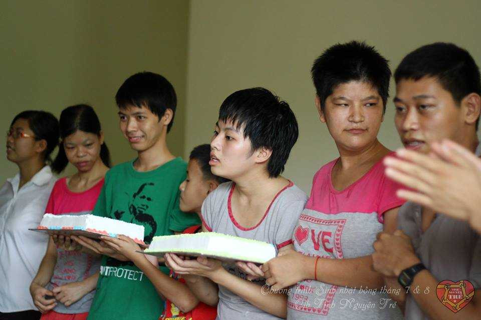 Trẻ khuyết tật 'cười thả ga' cùng thủ khoa hot boy