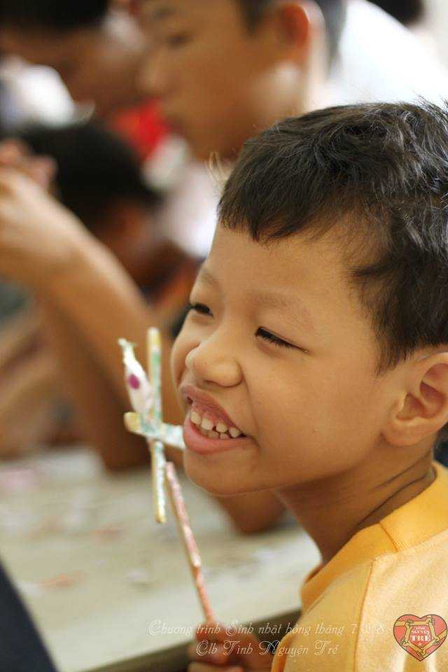 Trẻ khuyết tật 'cười thả ga' cùng thủ khoa hot boy