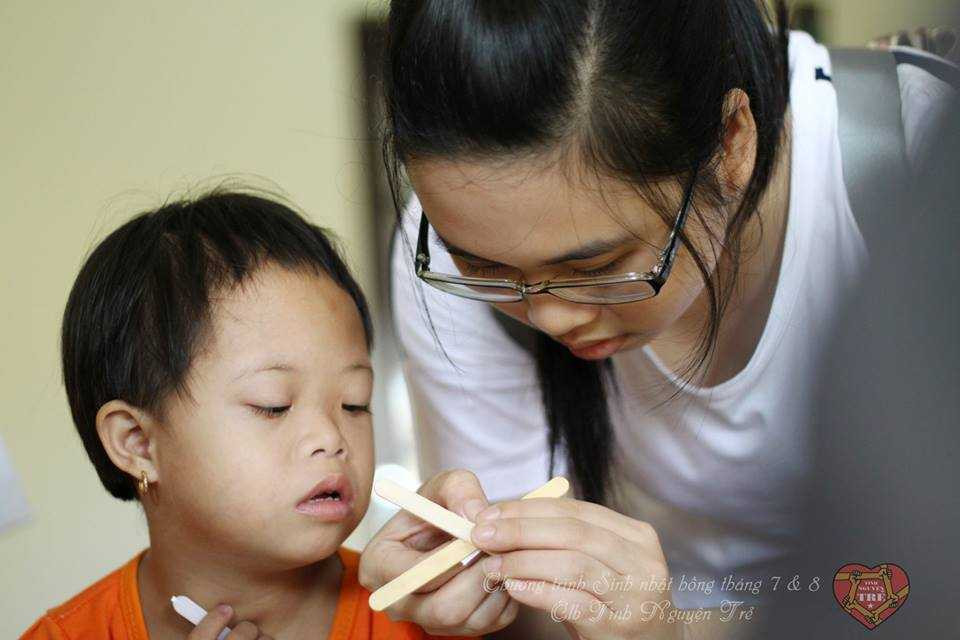 Trẻ khuyết tật 'cười thả ga' cùng thủ khoa hot boy