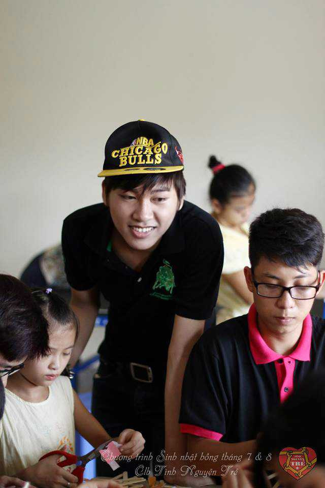 Trẻ khuyết tật 'cười thả ga' cùng thủ khoa hot boy