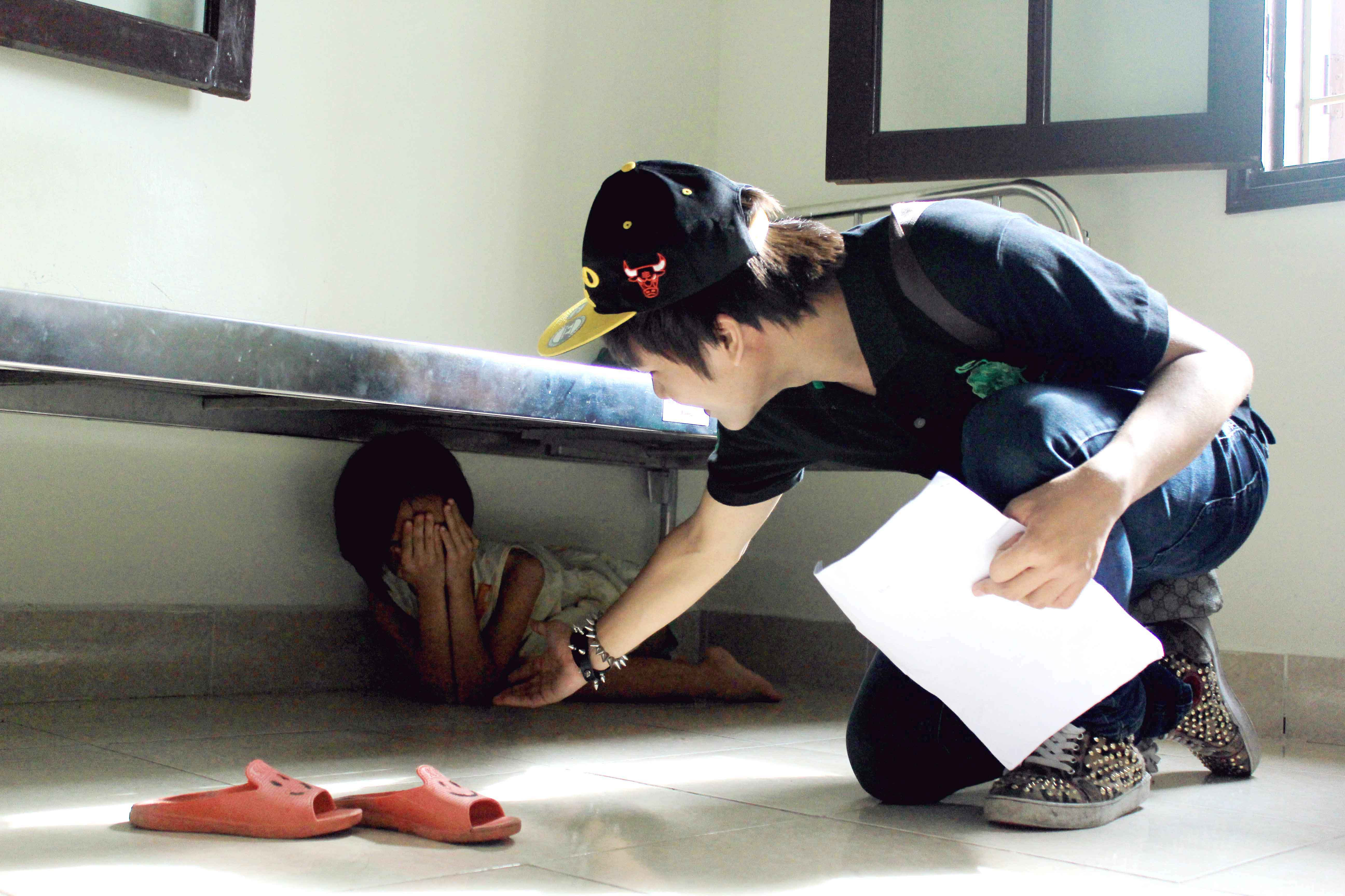 Trẻ khuyết tật 'cười thả ga' cùng thủ khoa hot boy