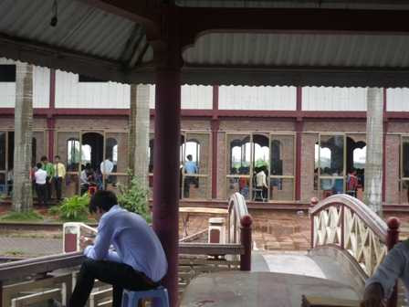 Ban an ninh 'bủa vây' lớp học