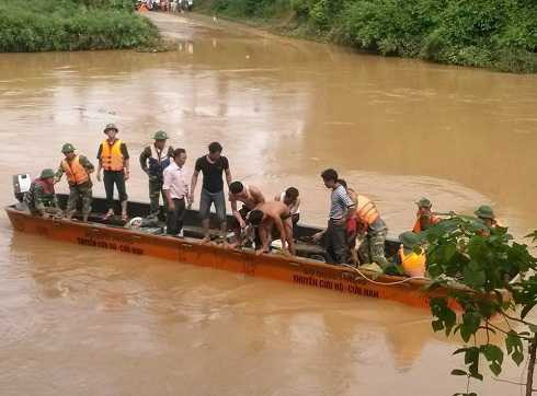 xe Innova, đập Khe Ang, ca nô, tài xế nói gì, nước cuốn, 5 người mất tích