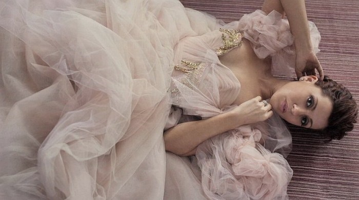 Bộ ảnh được thực hiện trong 5 ngày tại toà tháp Eiffel ở Pháp. 