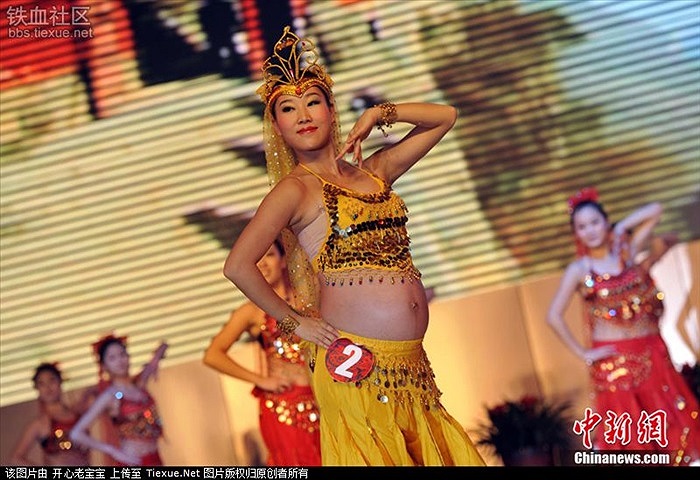 Màn trình diễn múa bụng của một thí sinh khi mang bầu khiến người xem rùng mình