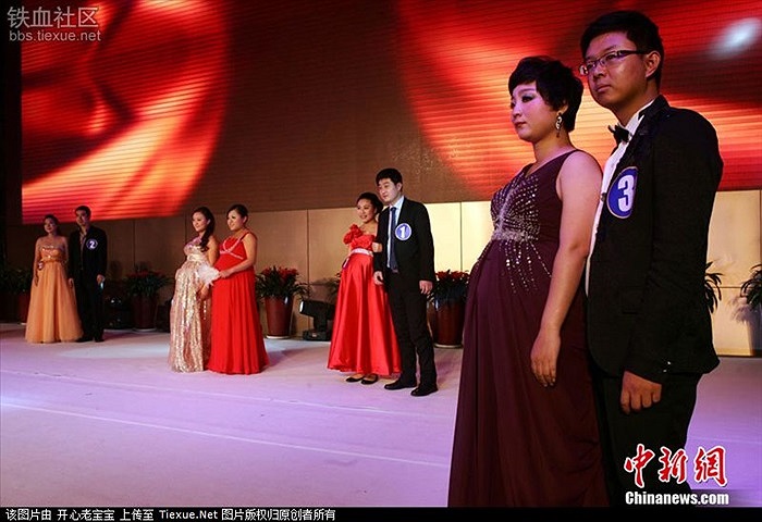 Các bà bầu cùng chồng trong trang phục đầm bầu