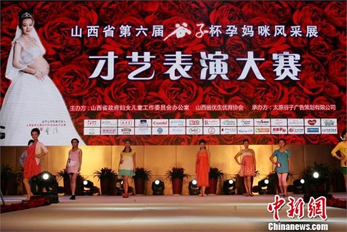 Những thí sinh trong trang phục đầm bầu