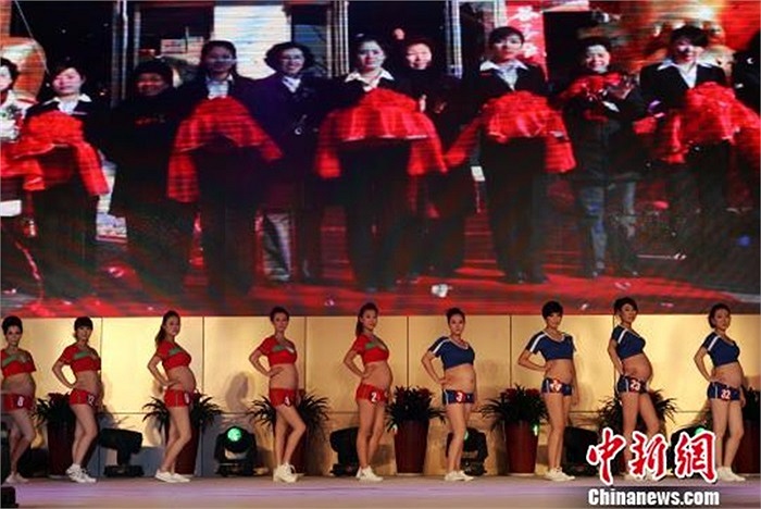 Những bà bầu diện đồ thể thao trong cuộc thi