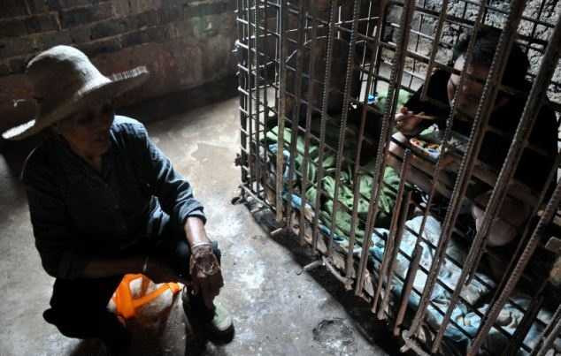 nhốt con trong cũi