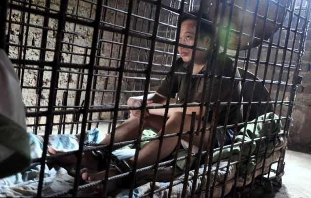 nhốt con trong cũi