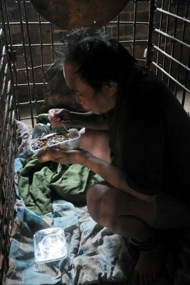 nhốt con trong cũi