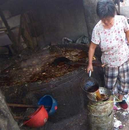 Trong những cái thùng, bể cáu bẩn thế này, nước thải được đun nóng để dầu nhẹ lẫn thức ăn thừa nổi lên, lọc ra chắt riêng lấy lớp chất nhầy bẩn